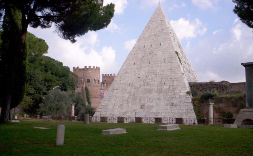 La Piramide Cestia, ingresso con apertura straordinaria.